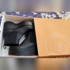 Urban Outfitters Gina Chelsea Platform Boots $79 Retail